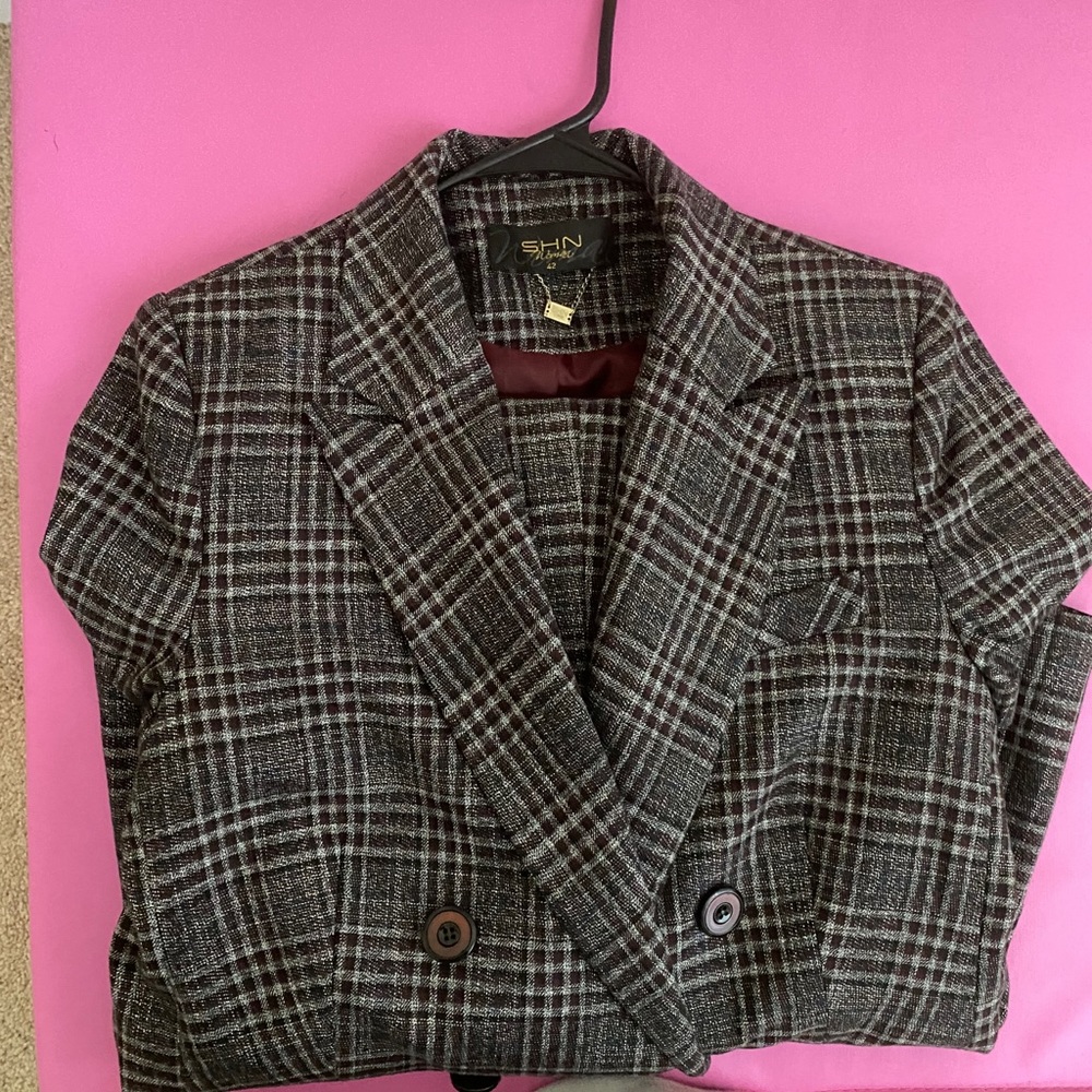 Beautiful 2-piece plaid women suit